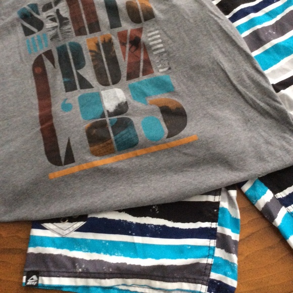 Men's vintage  Reef board shorts and old navy tshirt - Picture 2 of 3